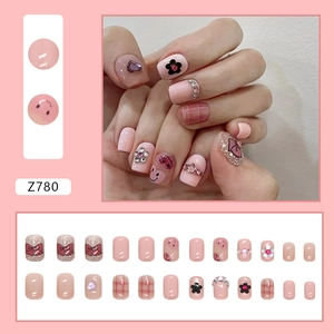 Set unghie finte rosa con fiocchi, strass a cuore e motivi floreali carini