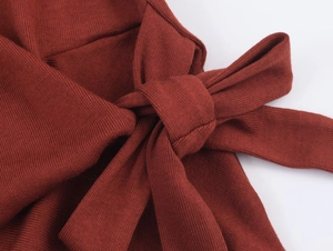 Détail de la texture en maille rouge rouille avec un design de nœud délicat