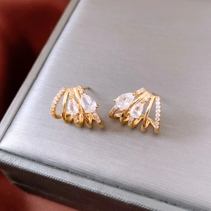 Dettaglio degli orecchini a goccia placcati oro 14K con brillante zircone cubico