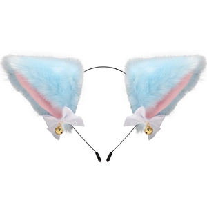 Détail d'un serre-tête oreilles de chat bleues en fausse fourrure avec cloches dorées