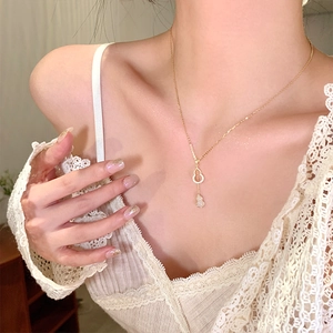 Collier double calebasse plaqué or avec jade blanc et zircons pour femme