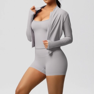 Detaillierte Ansicht des grauen 3-teiligen Yoga-Sets mit Sportjacke, Weste und Shorts