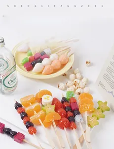 Gedetailleerd bovenaanzicht van levensechte kunstfruitspiezen voor voedselfotografie
