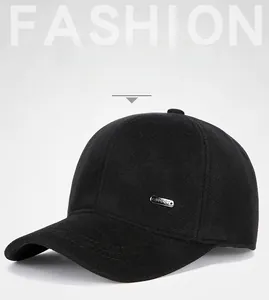 Dettaglio cappello baseball invernale nero con paraorecchie protettivi e imbottiti