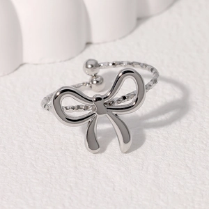 Polierter silberner Edelstahl-Ring mit minimalistischer Schleife im koreanischen Stil