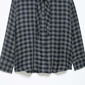 Camicia a scacchi grigi da donna con scollo a fiocco e bottoni anteriori scuri