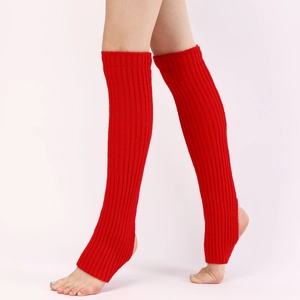 Nahaufnahme der roten gestrickten Stulpen mit Steg und Rippenmuster für Yoga und Ballett