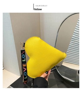 Détail de la pochette jaune en forme de cœur avec cuir grainé et poignée en sangle LOVE