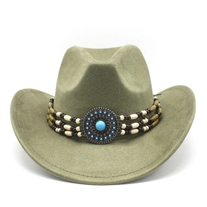 Détail d'un chapeau de cowboy en daim vert olive avec concho turquoise et ruban perlé