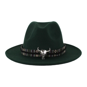 Cappello fedora in lana verde scuro con fascia etnica e ornamento a testa di toro