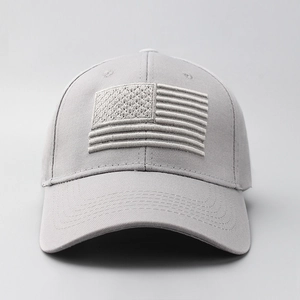 Dettaglio ravvicinato di un berretto da baseball grigio con bandiera americana ricamata