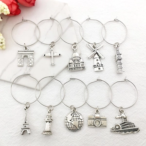 Detailset mit 10 silbernen Reiseanhängern wie Eiffelturm und Globus für DIY-Schmuck