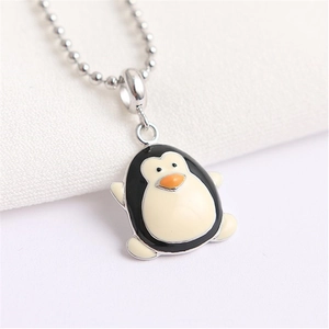 Vue détaillée d'un pendentif pingouin en argent S925 avec émail coloré et chaîne à perles