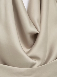 Détail du tissu en satin champagne avec un élégant drapé au col bénitier de qualité