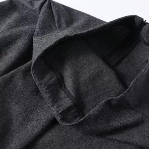 Donkergrijze midi-rok met onregelmatige zoom en hoogwaardig onzichtbaar ritsdetail