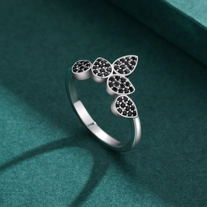 S925 sterling silver leaf ring featuring crown-shaped black gemstone inlay on green fabric