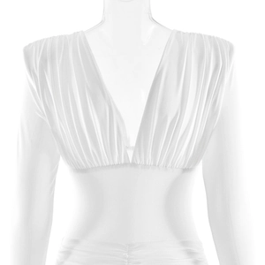 Détail de la robe blanche à col en V avec plis élégants et manches longues en tulle