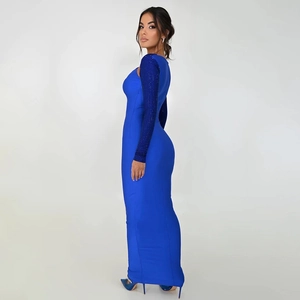 Détail d'une robe longue moulante bleue avec manches longues à paillettes sur un mannequin