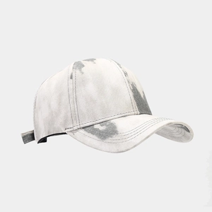 Gros plan détaillé d'une casquette tie-dye grise en toile de coton résistante et durable