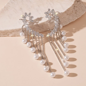 Manchette d'oreille argentée avec zircons et perles pour un style élégant et luxe