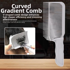Gros plan du peigne dégradé incurvé avec design en V pour tondeuse à cheveux pro