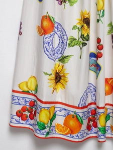 Detailaufnahme von Sommerkleid-Stoff mit Zitronen- und blauem Porzellan-Blumenmuster