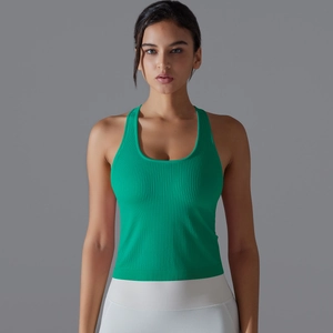 Texture détaillée du gilet de yoga vert côtelé avec coupe ajustée et encolure ronde sport