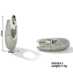 Détail de boucles d'oreilles créoles argentées en U avec pierres pavées et hauteur 2,5 cm