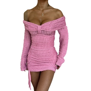 Robe rose élégante à épaules dénudées et manches longues avec motif jacquard gaufré