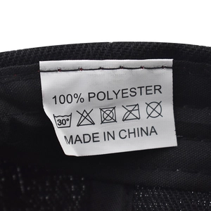 Detail des 100% Polyester-Waschetiketts im Innenfutter der Brooklyn Hip-Hop-Mütze