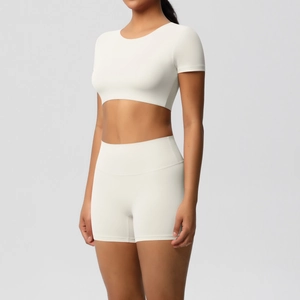 Nahaufnahme des cremefarbenen Yoga-Sets mit flexiblem, hochelastischem Stoff und Textur
