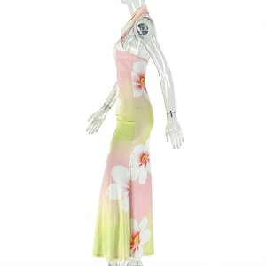 Dettaglio dell'abito halter sfumato rosa e verde lime con motivo floreale di frangipani
