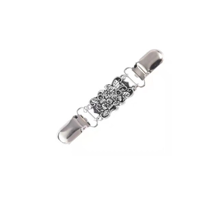 Clip de cardigan vintage en argent pour femme avec gravure florale sur fond blanc