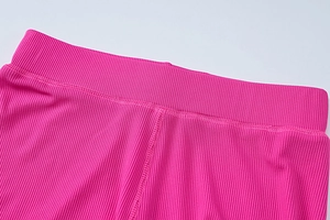 Détail du pantalon de yoga en maille côtelée rose avec taille élastique et coutures renforcées