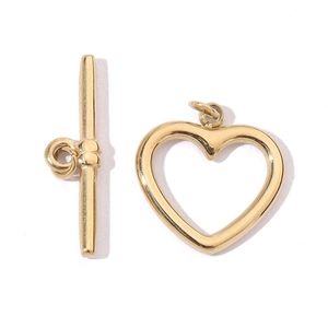 Vue détaillée d'un fermoir à bascule en forme de cœur doré pour bijoux artisanaux