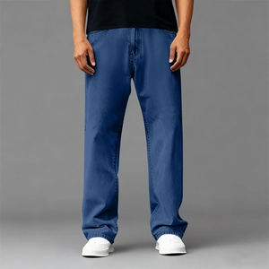 Détail de la coupe droite et du drapé de ce jean décontracté en denim Tencel pour hommes