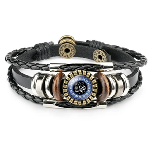 Détail d'un bracelet multicouche en cuir avec perles en bois et dôme de calligraphie arabe