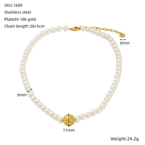 Detail of 18k gold plated stainless steel pearl necklace with 11mm center bead