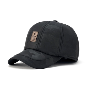 Cappellino da baseball invernale da uomo grigio scuro con paraorecchie e mimetico