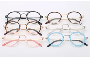 Dettaglio di occhiali rotondi vintage a doppio ponte mostrati in sei diversi colori assortiti