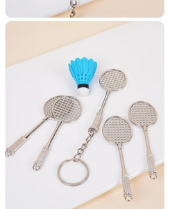 Dettaglio dei portachiavi a forma di racchetta da badminton con un volano blu