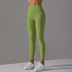 Gros plan du legging de yoga vert avocat à taille haute avec coupe sans couture et effet push-up