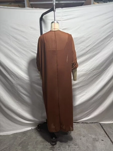 Detailansicht eines braunen leichten Chiffon-Cardigans mit elegantem transparentem Rücken