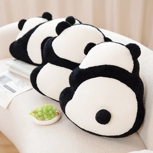 Plüschige schwarz-weiße Panda-Kissen aus weichem Sherpa-Fleece auf einem Sofa