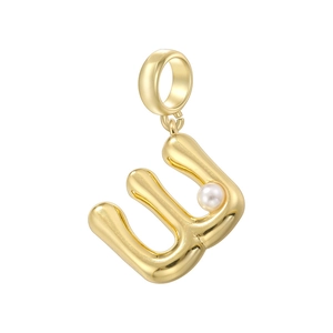 Détail du pendentif lettre E doré orné d'une perle blanche sur métal poli