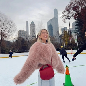 Giacca corta in ecopelliccia rosa da donna con borsa in pelle rossa in stile New York