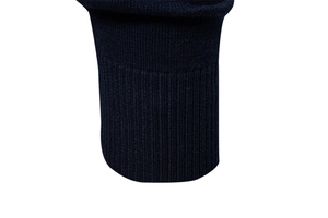 Détail du poignet en maille côtelée bleu marine d'un pull pour homme ajusté