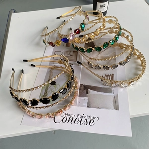 Vue détaillée du serre-tête double couche en alliage doré avec strass colorés