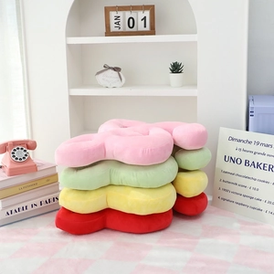 Coussins en peluche colorés en forme de notes de musique empilés avec style