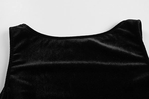 Détail d'une robe en velours noir montrant l'encolure ronde et la texture soyeuse du tissu